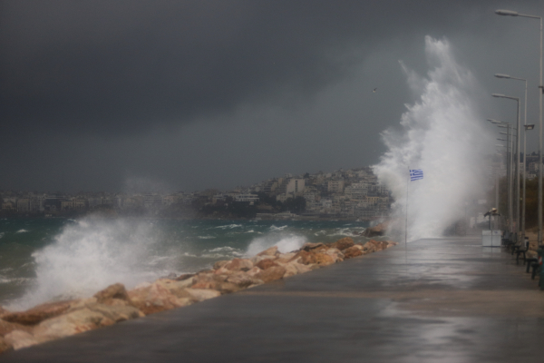 Τα μποφόρ φέρνουν αλλαγές στα δρομολόγια των πλοίων: Τι γίνεται σε Πειραιά και Ραφήνα