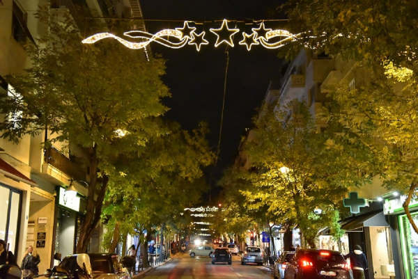 Το Λαϊκό Λαχείο έφερε τη λάμψη των Χριστουγέννων στο Κολωνάκι