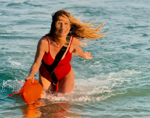 Η Ντορέττα Παπαδημητρίου σε στυλ Baywatch