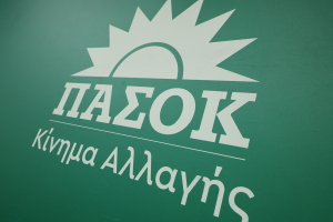 ΠΑΣΟΚ κατά ΕΛΑΣ: Τα προοδευτικά κόμματα γεννιούνται μέσα από τον λαό, δεν επωάζονται στα θερμοκήπια της διαπλοκής