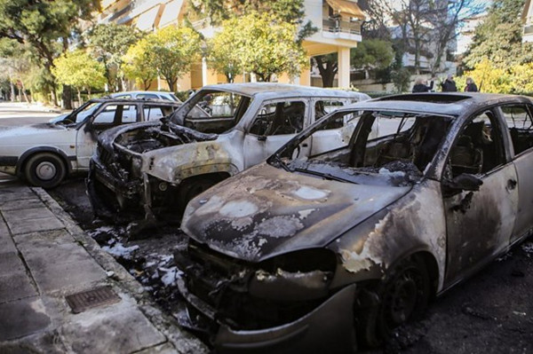 Νέοι εμπρησμοί αυτοκινήτων σε Γλυφάδα, Ζωγράφου και Κερατσίνι