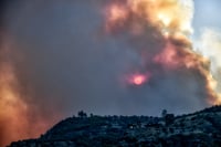 Φωτιά στο Ξυλόκαστρο: Τιτάνια η μάχη με τις αναζοπυρώσεις - Κάηκε η Παναγία των Καταφυγίων στη Ζάχολη