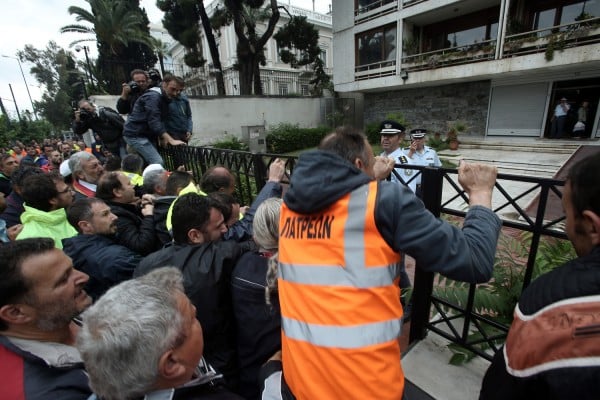 Συγκεντρωμένοι συμβασιούχοι των ΟΤΑ ξήλωσαν τα κάγκελα της Γεροβασίλη