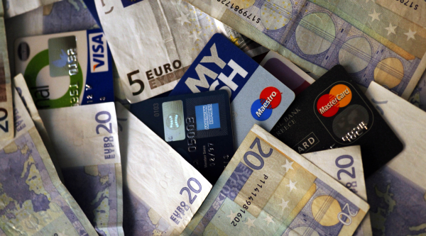 «Καταργούν» τα μετρητά οι Ελληνες - 7 στους 10 προτιμούν κάρτες και ψηφιακά πορτοφόλια (Ερευνα)
