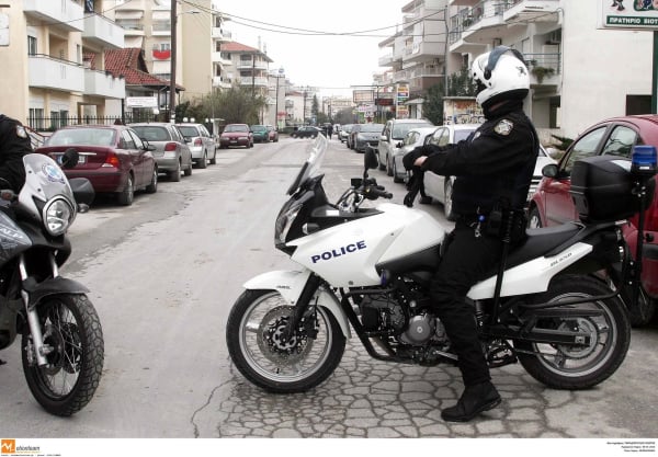 Θεσσαλονίκη: Πανικός με λογιστή σε κατάσταση αμόκ, βγήκε στο δρόμο με πιστόλι (βίντεο)