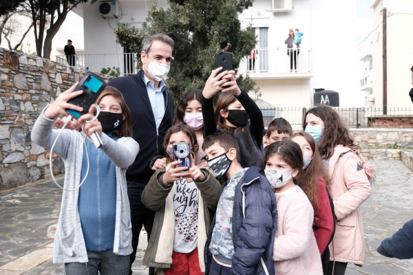 Στους Φούρνους ο Μητσοτάκης, «οριζόντιος εμβολιασμός σε μικρά και ακριτικά νησιά»