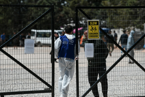 Αλλοδαποί «έσπασαν» την καραντίνα από τη δομή Μαλακάσας και πήγαν...Σταθμό Λαρίσης