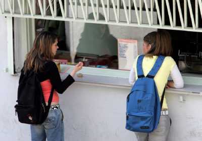 Ποια τρόφιμα απαγορεύεται να πωλούνται στα σχολικά κυλικεία