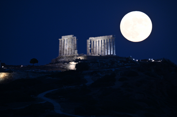 Εντυπωσιακά καρέ από το «Φεγγάρι της Φράουλας» (εικόνες)