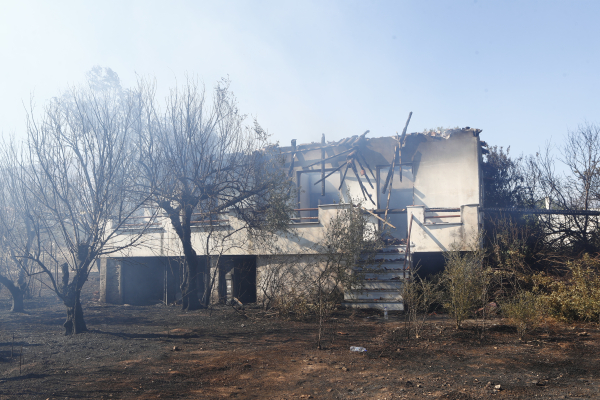 Φωτιά Βάρης Κορωπίου: «Ωρολογιακή βόμβα» τα ακαθάριστα οικόπεδα