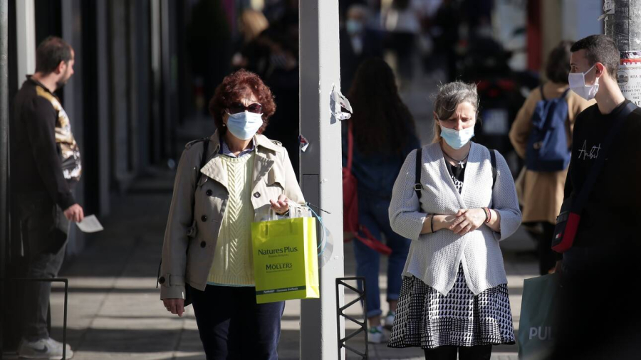 Ισχυρή σύσταση ΕΟΔΥ για μάσκες σε νοσοκομεία και εμβολιασμό των άνω των 60