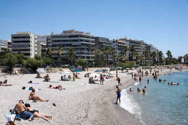 Γαλάζιες σημαίες 2021: Αυτές είναι οι κατάλληλες παραλίες για κολύμπι στην Αττική