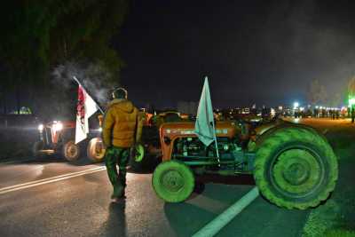 Αιφνιδιαστικούς αποκλεισμούς δρόμων πραγματοποιούν οι αγρότες