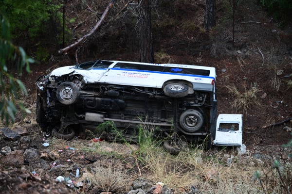 Καισαριανή: Ασθενοφόρο έπεσε σε γκρεμό