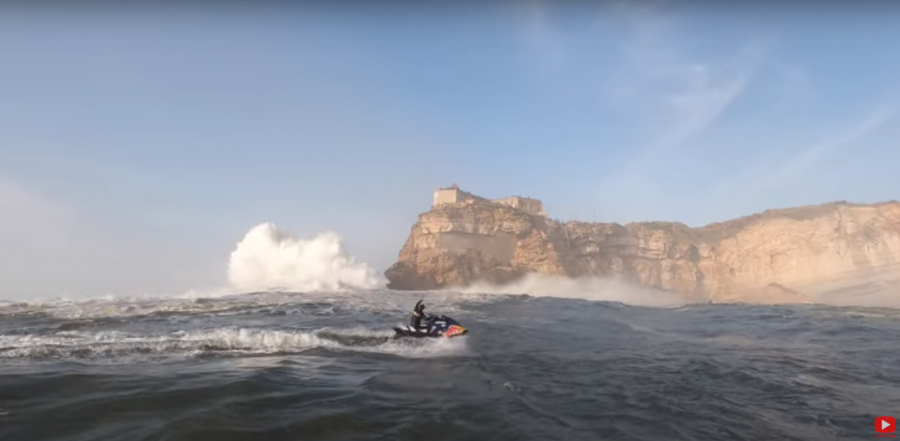 Ναζαρέ Πορτογαλία: Το «Έβερεστ» των ωκεανών με κύματα που ξεπερνούν τα 15 μέτρα (βίντεο)