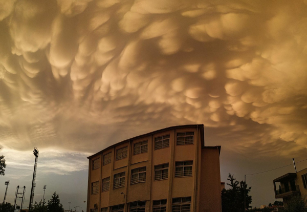 Λάρισα: Απόκοσμο σκηνικό με σύννεφα mammatus στον ουρανό (βίντεο)