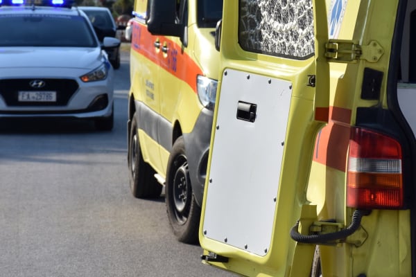 Τροχαίο ατύχημα στο Χαλάνδρι - Απεγκλωβίστηκε μία γυναίκα