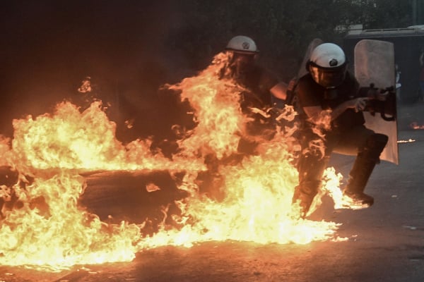 Εξάρχεια: Επίθεση με βόμβες μολότοφ κατά αστυνομικών