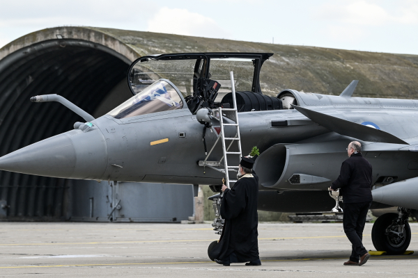 Τα Rafale... ραντίστηκαν με αγιασμό στην Τανάγρα (εικόνες)