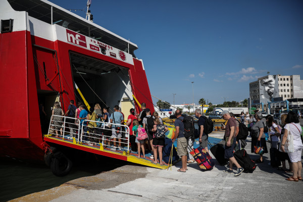 Όπου φύγει, φύγει: Αυξημένη η κίνηση στα λιμάνια της Αττικής - Αναχωρούν οι αδειούχοι