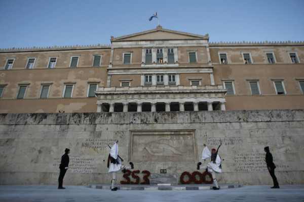 Γενοκτονία Ποντίων: Με κόκκινο και μαύρο χρώμα το κοινοβούλιο