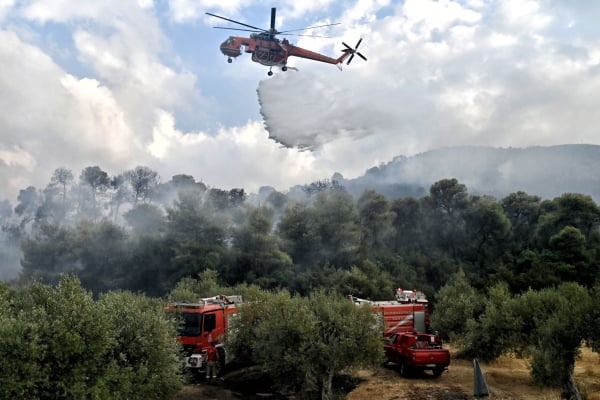 Οριοθετήθηκε η φωτιά στο όρος Αιγάλεω