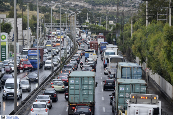 Κίνηση τώρα: «Φράκαρε» η Αττική Οδός, ουρές χιλιομέτρων