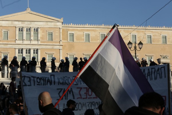 Επεισόδια στην πλατεία Συντάγματος στη συγκέντρωση για την αλλαγή φύλου - Ένας τραυματίας