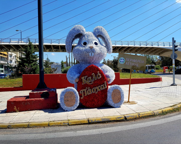 Πιο κιτς δεν γίνεται...Στρασάτος γιγάντιος κούνελος έξω από το Καλλιμάρμαρο