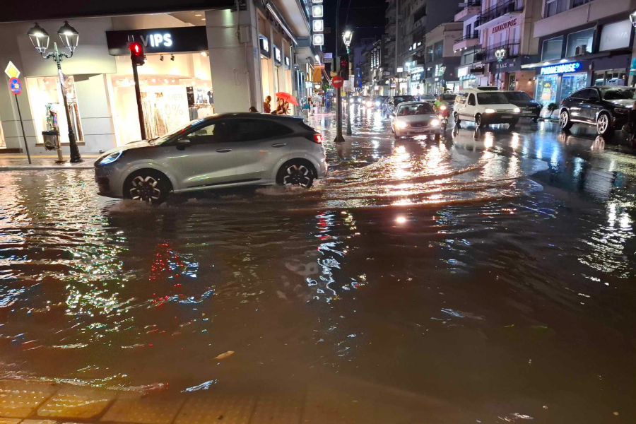 Κακοκαιρία: Ισχυρή νεροποντή στον Βόλο - Πλημμύρισε το κέντρο (εικόνες &amp; βίντεο)