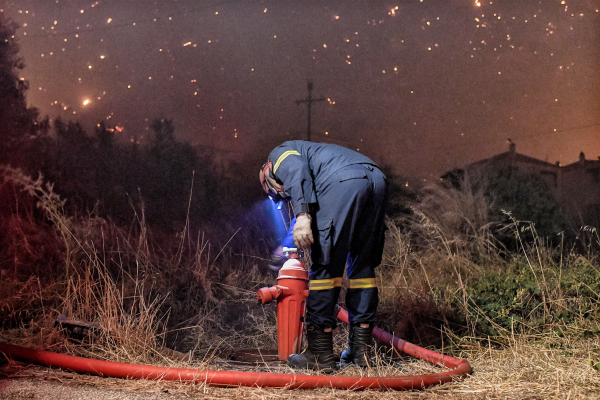 Φωτιά στο Ξυλόκαστρο: Δύο νεκροί, διάσπαρτες εστίες - Γιγάντια επιχείρηση με 18 εναέρια και 350 πυροσβέστες