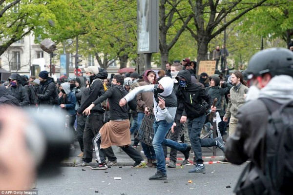 Συγκρούσεις ανάμεσα σε διαδηλωτές και αστυνομικούς στο Παρίσι