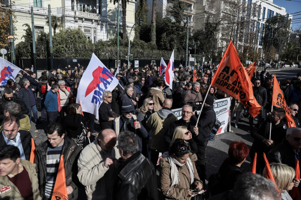 Βουλή: Συλλαλητήριο εκπαιδευτικών και φοιτητών ενάντια στο νέο νομοσχέδιο του υπουργείου Παιδείας