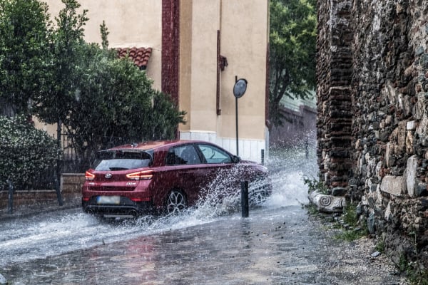 Καιρός: Μπουρίνι έπληξε τη Θεσσαλονίκη - Έντονη χαλαζόπτωση (Βίντεο)