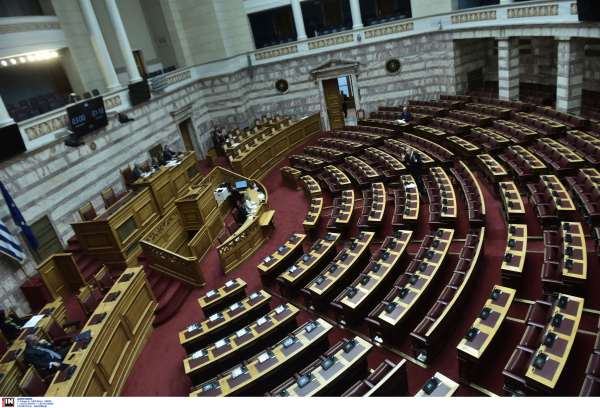 Γάμος ομόφυλων: Με ευρύτερη πλειοψηφία παίρνει το δρόμο για την Ολομέλεια το νομοσχέδιο