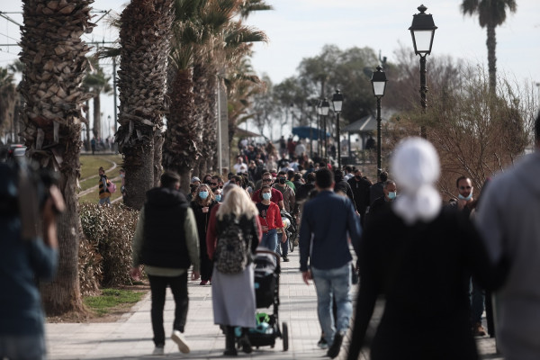 Ο κορονοϊός προσβάλλει όλο και περισσότερο τους νέους, η μεγάλη αύξηση των εισαγωγών «πιέζει» τα νοσοκομεία