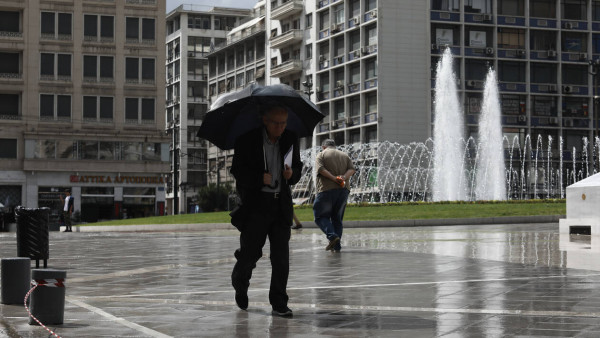 Καιρός σήμερα: Συννεφιασμένη Κυριακή με βροχές και σκόνη