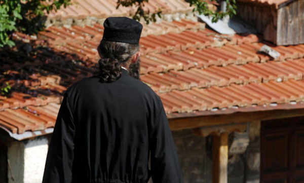 Ιερέας χαστούκισε και τράβηξε από τα μαλλιά πιστή γιατί πήρε δεύτερο… αντίδωρο