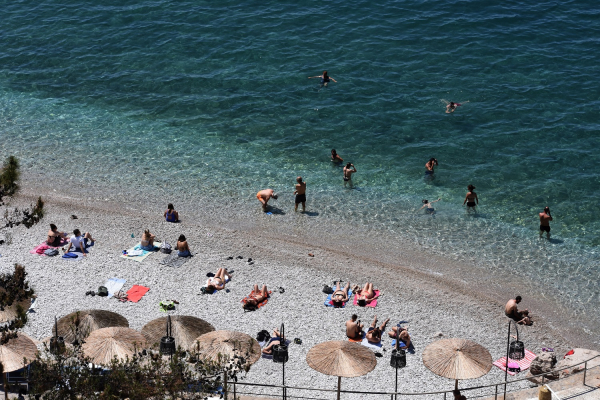 Γερμανία: Γνωστός καθηγητής ιολογίας προειδοποιεί για «νέο κύμα κορονοϊού μετά τις καλοκαιρινές διακοπές»