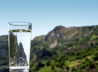 Καθαρό νερό: Πώς ενισχύει τον μεταβολισμό και πώς μπορείτε να το έχετε κάθε μέρα στο ποτήρι σας