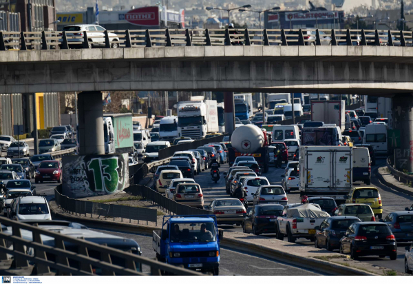 Χάος στον Κηφισό: Ουρές χιλιομέτρων εξαιτίας τροχαίου, νταλίκα συγκρούστηκε με ΙΧ