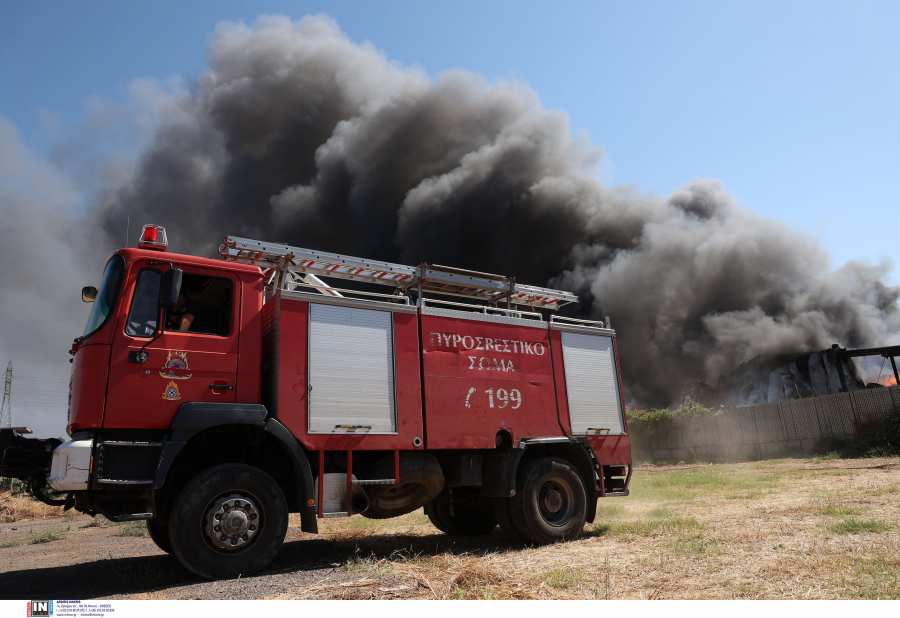 Συναγερμός στην πυροσβεστική: Φωτιά στη λεωφόρο Μαραθώνος