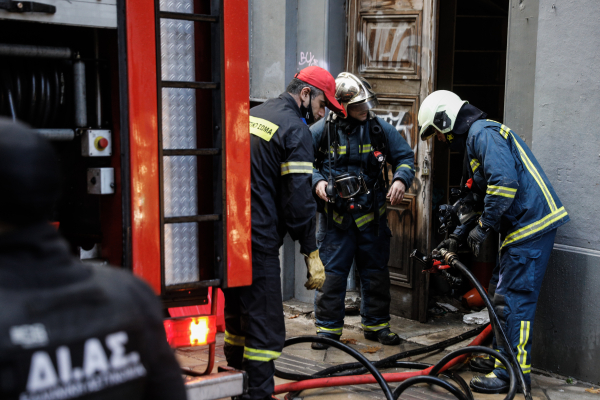 Μεγάλη φωτιά τώρα σε κτίριο στο κέντρο της Αθήνας