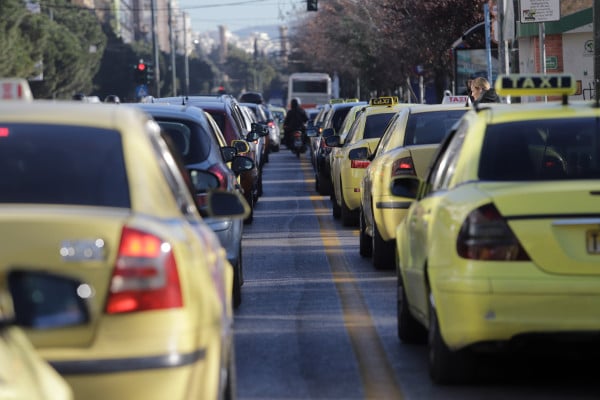 Μπάχαλο με τους Σέρβους τουρίστες: «Δεν μου είπαν ότι είχαν κορονοϊό», λέει η οδηγός ταξί που τους μετέφερε (vid)