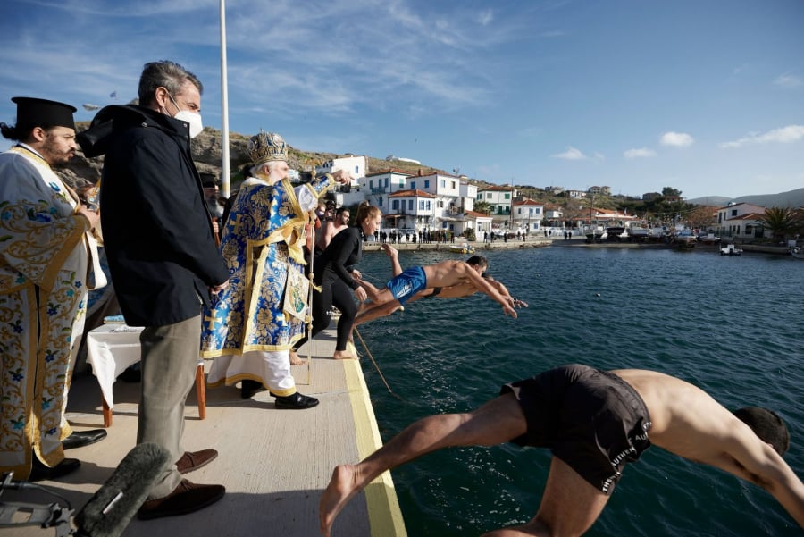 Μετά τον Άη Στράτη στη Λήμνο για τα Θεοφάνεια ο Μητσοτάκης: Επιλογή ζωής το εμβόλιο, το 86% των διασωληνωμένων είναι ανεμβολίαστοι