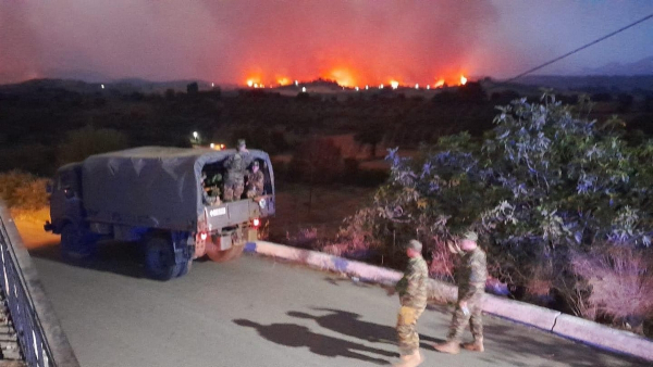 Δραματικές ώρες σε Ηλεία - Αχαΐα: Μαίνονται με μανία οι φωτιές - Στη μάχη και ο στρατός