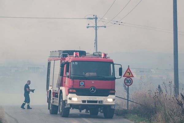 Φωτιά μέσα σε κτήματα και πολύ κοντά σε σπίτια και στο Ζευγολατιό (βίντεο)