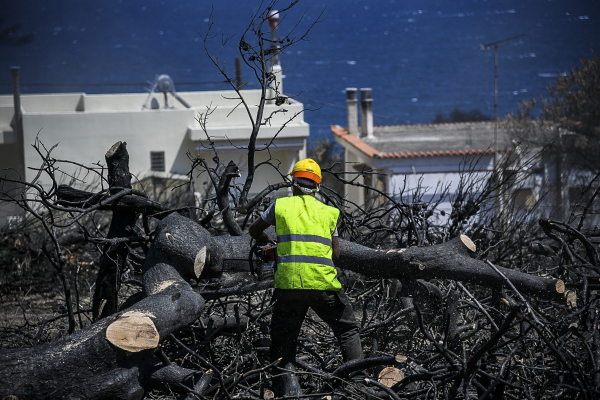 Φωτιά σε Πεντέλη-Ντράφι: Με αλυσοπρίονα πέφτει στη μάχη το πρωί το Δασαρχείο Αιγάλεω