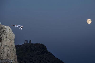 Μια βουτιά στο Σούνιο κάτω απο την Πανσέληνο για OSCAR