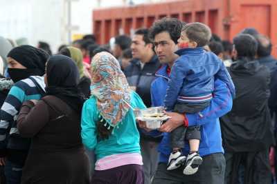 Σε 4.500 οι πρόσφυγες στον Πειραιά - Διανομή ενημερωτικών φυλλαδίων από το υπ. Ναυτιλίας